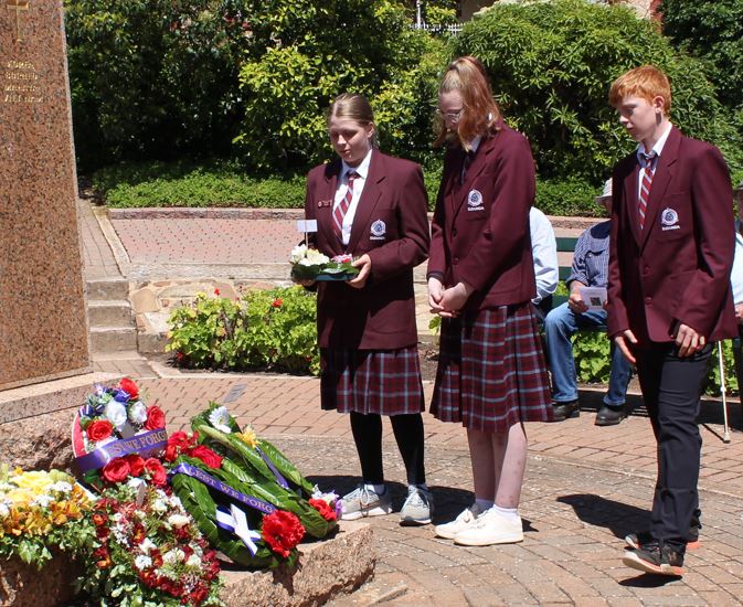 Eudunda Area School Students Lay a Wreath on Behalf of the School