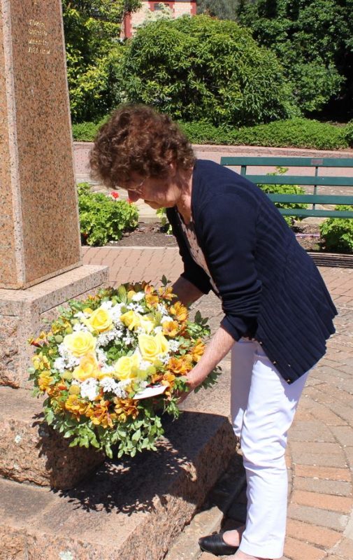 Jennie Schutz Laying Eudunda Family Heritage Gallery Wreath at Remembrance Day 2022